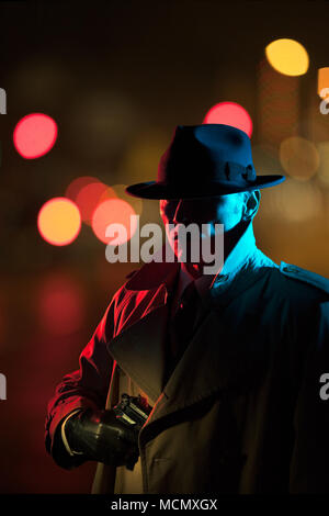 Privatdetektiv Zeichnung sein Gewehr, Film Noir Stil Stockfoto