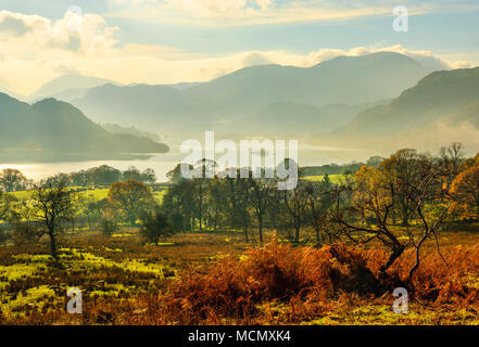 Blick über Ullswater aus Glencoyne Brow, Lake District, mit St Sonntag Felsen auf der rechten Seite und Caudale Moor in der Ferne Stockfoto