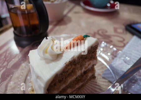 Santa Cruz de Tenerife; Karottenkuchen serviert auf lokaler Patisserie. Stockfoto