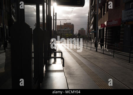 Santa Cruz de Tenerife; eine Straßenbahnhaltestelle in der Stadt für die Linie thast geht bis zu der Stadt La Laguna. Stockfoto