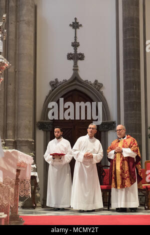 Teneriffa, Kanarische Inseln, Klerus während der Palmsonntag Karwoche Service in der Kathedrale von San Cristóbal de La Laguna. Stockfoto