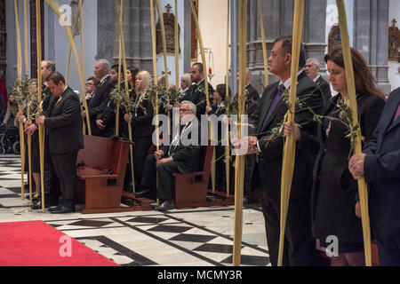 Teneriffa, Kanarische Inseln, Mitglieder der Kongregation während der Palmsonntag Karwoche Service in der Kathedrale von San Cristóbal de La Laguna. Stockfoto