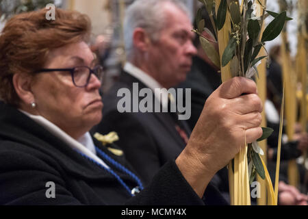 Teneriffa, Kanarische Inseln, Mitglieder der Kongregation während der Palmsonntag Karwoche Service in der Kathedrale von San Cristóbal de La Laguna. Stockfoto