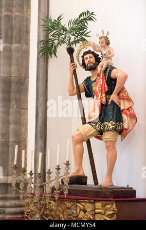 Teneriffa, Kanarische Inseln, Klerus während der Palmsonntag Karwoche Service in der Kathedrale von San Cristóbal de La Laguna. Stockfoto