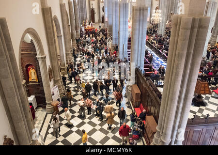 Teneriffa, Kanarische Inseln, Mitglieder der Kongregation während der Palmsonntag Karwoche Service in der Kathedrale von San Cristóbal de La Laguna. Stockfoto