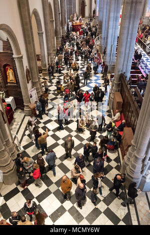 Teneriffa, Kanarische Inseln, Mitglieder der Kongregation während der Palmsonntag Karwoche Service in der Kathedrale von San Cristóbal de La Laguna. Stockfoto