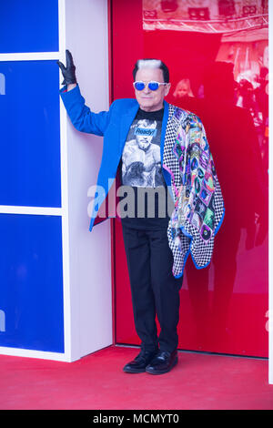 Roma, Italien. 16 Apr, 2018. Italienische Sänger und Songwriter Cristiano Malgioglio Fotoshooting für die Presse Präsentation der neuen Ausgabe der Besoldungsgruppe Fratello vor der Casa Grande Fratello in der Cinecittà Studios in Rom Quelle: Matteo Nardone/Pacific Press/Alamy leben Nachrichten Stockfoto