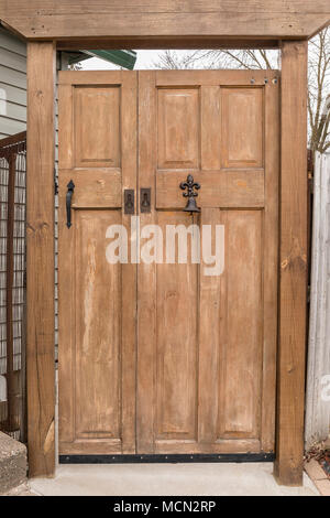 Alten rustikalen Tor - ein einzigartiges Tor aus alten Türen. Stockfoto