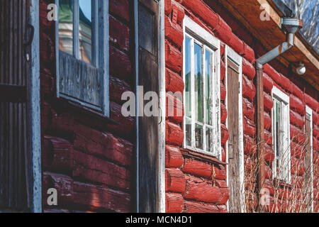 Ansicht einer Fassade eines roten alten hölzernen finnische Haus in Lappeenranta, Finnland. Stockfoto