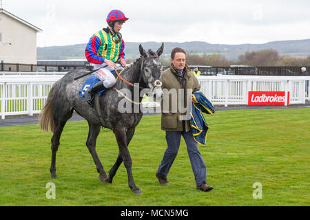 Lickpenny Larry geritten von Jockey Robert Dunne nach Essen ein Rennen bei Ffos Las Stockfoto