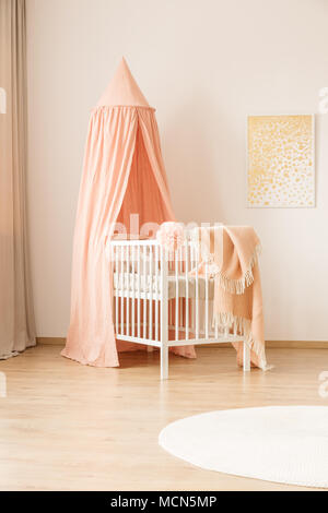 Rosa Vordach über dem weißen Bett im Schlafzimmer Innenraum pastell Kind mit gold Gemälde an der Wand Stockfoto