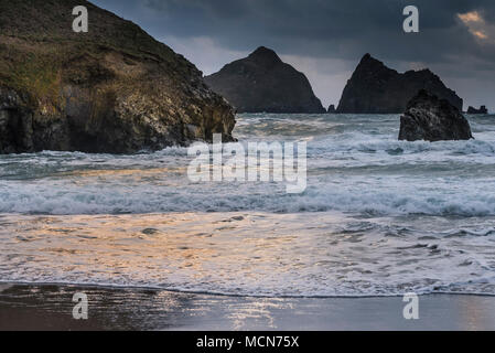 Die ikonischen Carters Felsen (Gull Felsen) bei Holywell Bay in Cornwall. Stockfoto