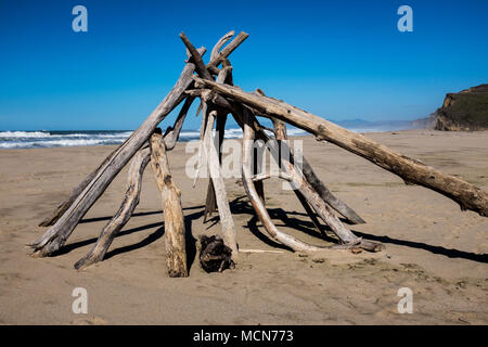 Treibholz an einem Strand mit Blauer Himmel im Hintergrund gestapelt. Kalifornien Rundreise. Stockfoto