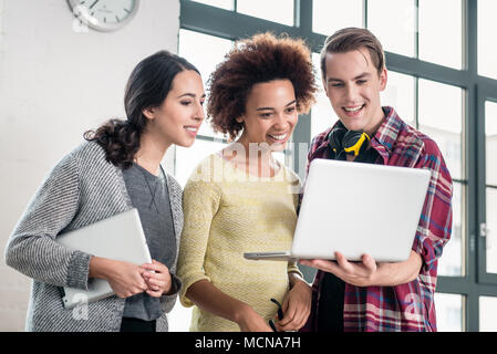 Junge Mannschaft über eine geschäftliche Präsentation auf dem Laptop suchen Stockfoto