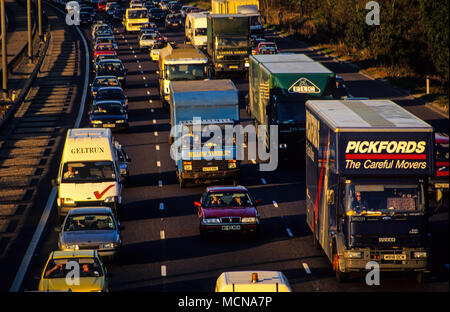 Stau Autobahn M25, Ausfahrt 12, London, England, UK, GB. Stockfoto