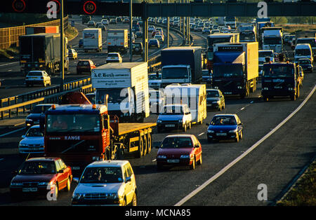 Stau Autobahn M25, Ausfahrt 12, London, England, UK, GB. Stockfoto