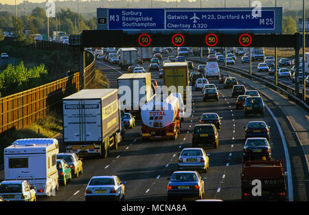 Stau Autobahn M25, Ausfahrt 12, London, England, UK, GB. Stockfoto