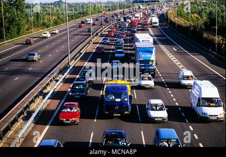 Stau Autobahn M25, Ausfahrt 12, London, England, UK, GB. Stockfoto