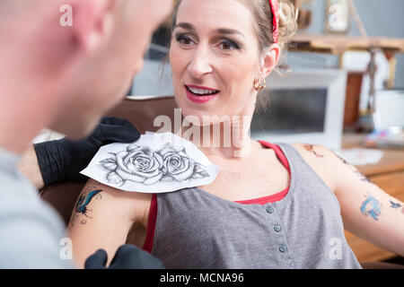 Porträt einer Frau, ein neues Tattoo in einem professionellen Studio Stockfoto