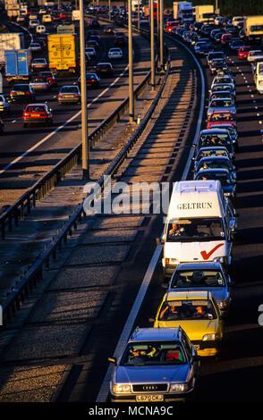 Stau Autobahn M25, Ausfahrt 12, London, England, UK, GB. Stockfoto