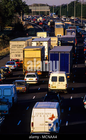 Stau Autobahn M25, Ausfahrt 12, London, England, UK, GB. Stockfoto