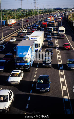 Stau Autobahn M25, Ausfahrt 12, London, England, UK, GB. Stockfoto