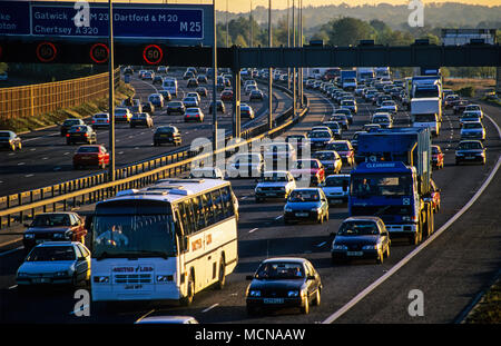 Stau Autobahn M25, Ausfahrt 12, London, England, UK, GB. Stockfoto