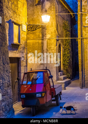 Ape in der Altstadt von Pitigliano in der Toskana, Italien Stockfoto