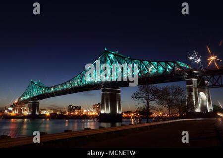 Jacques Cartier Brücke Beleuchtung in Montreal, der Reflexion im Wasser. Montreal's 375-jähriges Jubiläum. Brücke Panorama bunte Silhouette in der Nacht. Stockfoto