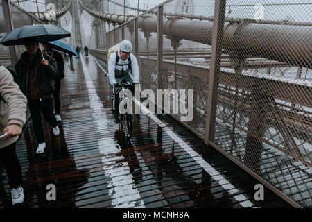 Regentag auf der Brooklyn Bridge Stockfoto