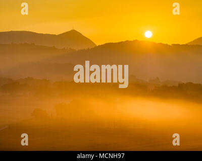 Sonnenaufgang auf der umbrischen Landschaft, Italien Stockfoto