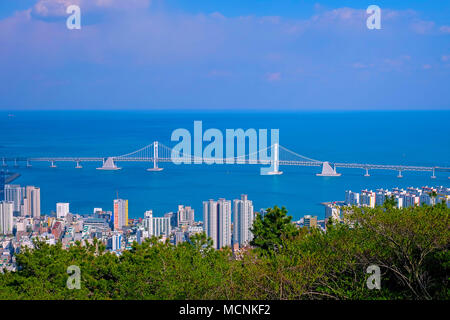 Blick auf gwangan Brücke und Gwangalli Strand in Busan in Südkorea. Schöne Aussicht von Busan, Südkorea. Stockfoto