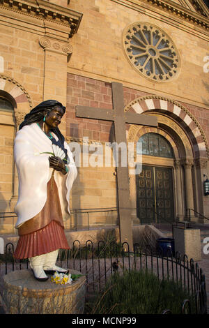 Native American Saint Kateri Tekakwitha Bronzestatue des Bildhauers Estella Loretto an der Kathedrale Basilika des Heiligen Franziskus von Assisi Stockfoto