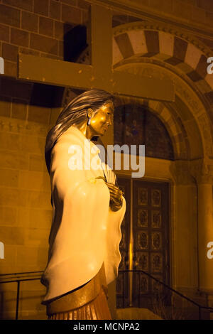 Native American Saint Kateri Tekakwitha Bronzestatue des Bildhauers Estella Loretto an der Kathedrale Basilika des Heiligen Franziskus von Assisi Stockfoto