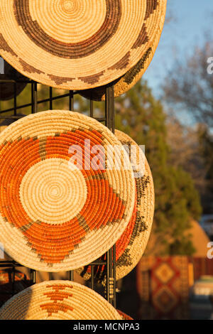 Southwestern Baskets zum Verkauf in Santa Fe, New Mexico Stockfoto