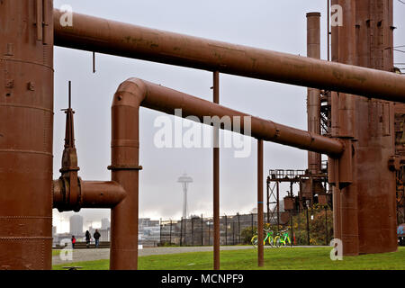 WA15260-00...WASHINGTON - Regentag im Gas Works Park in Seattle, am nördlichen Ende des Lake Union mit der Space Needle in der Ferne. 2017 Stockfoto