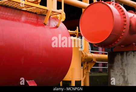 WA 15263-00 ... WASHINGTON - Bunt bemalte Behälter und Rohrleitungen aus den Überresten eines Kohlevergasung Anlage erstellen einen bunten Spielbereich für Kinder. Stockfoto