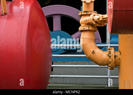 WA 15264-00 ... WASHINGTON - Bunt bemalte Maschinen in der Spielscheune in Seattle Gas Park auf den Union See. Stockfoto
