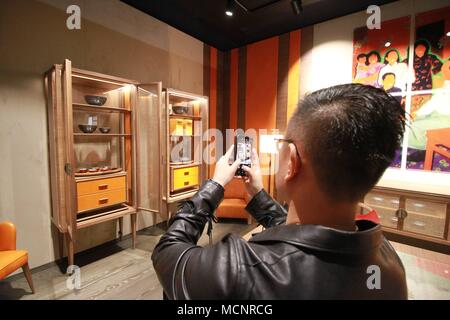 Mailand, Italien. 17. April 2018. Einweihung des Salone del Mobile EDITION IN 2018 DIE MESSE IN RHO PERO (Alberto Cattaneo, Mailand - 2018-04-17) ps das Foto verwendet werden können, wobei der Kontext, in dem es aufgenommen wurde, und ohne die diffamierende Absicht der Dekoration der Menschen vertreten Credit: Unabhängige Fotoagentur Srl/Alamy leben Nachrichten Stockfoto