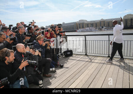 London, UK, 17. April 2018 Foto Gespräch mit Sir Mo Farah vor seiner Teilnahme in diesem Jahr Virgin Money London Marathon, von einer Pressekonferenz in der Rennwoche Media Center, das Tower Hotel @ Paul Quezada-Neiman/Alamy Leben Nachrichten gefolgt Stockfoto