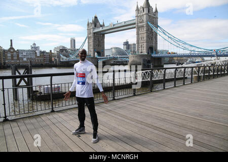 London, UK, 17. April 2018 Foto Gespräch mit Sir Mo Farah vor seiner Teilnahme in diesem Jahr Virgin Money London Marathon, von einer Pressekonferenz in der Rennwoche Media Center, das Tower Hotel @ Paul Quezada-Neiman/Alamy Leben Nachrichten gefolgt Stockfoto