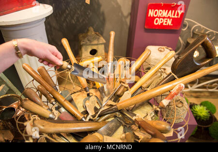 Battersea Park, London, UK. 17. April 2018. Originale, antike und C 20 Garten Ornament und Interior Designs von 150 Händler an der renommierten Dekorative Messe, bevorzugter Treffpunkt der internationalen Dekorateure. Credit: Malcolm Park/Alamy Leben Nachrichten. Stockfoto