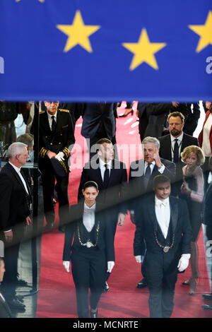 Der französische Präsident Emmanuel Macron steht neben der Präsidentin des Europäischen Parlaments Antonio Tajani im EU-Parlament in der französischen Stadt Straßburg. Der französische Präsident Emmanuel Längestrich angekommen in Straßburg mit dem Europäischen Parlament zu sprechen, die die Unterstützung für seine ehrgeizigen Absicht für die post Brexit Reformen der Europäischen Union zu festigen. Stockfoto