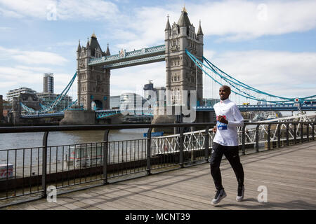 London, Großbritannien. 17. April 2018. Sir Mo Farah läuft von der Riverside für die Fotografen vor der Eröffnung Pressekonferenz der Virgin Money London Marathon im Tower Hotel darstellen. © Laura De Meo/Alamy leben Nachrichten Stockfoto