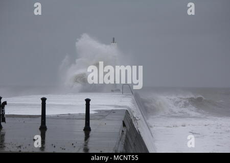 Aberystwyth, Ceredigion, Wales. 17. April 2018. UK Wetter: Gale force Winde bei Flut mit riesigen Wellen von einem rauhen Meer & smash in den Hafen und die Promenade Hochwasserwarnungen haben entlang der walisischen Küste ausgestellt wurde mit ein paar warme, sonnige Tage: Mike Davies/Alamy Live News Folgen Sie Stockfoto