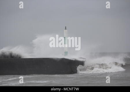 Aberystwyth, Ceredigion, Wales. 17. April 2018. UK Wetter: Gale force Winde bei Flut mit riesigen Wellen von einem rauhen Meer & smash in den Hafen und die Promenade Hochwasserwarnungen haben entlang der walisischen Küste ausgestellt wurde mit ein paar warme, sonnige Tage: Mike Davies/Alamy Live News Folgen Sie Stockfoto