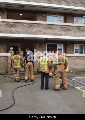 Newcastle Upon Tyne, Dienstag, 17. April 2018, Uk Nachrichten. Eine Wohnung im Erdgeschoss Feuer an Knott Memorial Wohnungen in Tynemouth an den Ufern des Flusses Tyne in North Tyneside um 11 Uhr heute Morgen ein 34 Jahre alter Mann aus der Wohnung durch die Einsatzkräfte gerettet worden und in ein Krankenhaus in einem kritischen Zustand mit schweren Verbrennungen an seinen Körper übernommen. Stockfoto