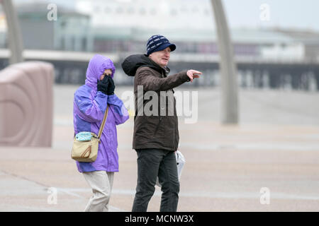 Windiges Wetter, Blackpool, Lancashire. 17. April 2018. UK Wetter. In einigen Teilen des Vereinigten Königreichs aalen Sie sich in der spanischen Plume, wave Schwindler nehmen Ihre Chancen gegen die hohen Wellen smashing gegen das Meer Wand an Blackpools Strandpromenade. Credit: cernan Elias/Alamy leben Nachrichten Stockfoto