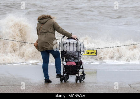 Windiges Wetter, Blackpool, Lancashire. 17. April 2018. UK Wetter. In einigen Teilen des Vereinigten Königreichs aalen Sie sich in der spanischen Plume, wave Schwindler nehmen Ihre Chancen gegen die hohen Wellen smashing gegen das Meer Wand an Blackpools Strandpromenade. Credit: cernan Elias/Alamy leben Nachrichten Stockfoto