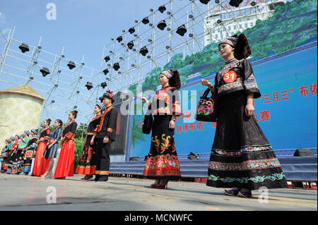 Wangmo, Chinas Provinz Guizhou. 17 Apr, 2018. Menschen nehmen an einem Wettbewerb für die Kostüme Buyi ethnische Gruppe in Wangmo County, im Südwesten Chinas Provinz Guizhou, 17. April 2018. Insgesamt 71 Costume Design mit Elementen der Buyi ethnische Gruppe wurden während des Wettbewerbs angezeigt. Credit: Yang Wenbin/Xinhua/Alamy leben Nachrichten Stockfoto